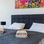 Rochus Stylish Stays